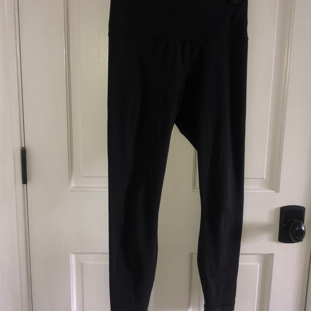 Black cropped athletic leggings